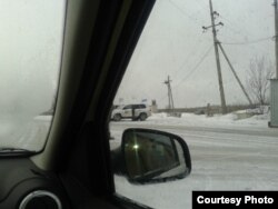 Озброєні бойовики перевіряють авто ОБСЄ (фото автора)