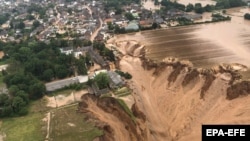 Peste 180 de oameni au murit în urma inundațiilor din această vară din Germania. Daunele au fost estimate la miliarde de euro. Catastrofa a readus în discuție efectele creșterii temperaturii și urgența unor măsuri categorice.