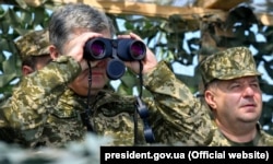 Петро Порошенко під час випробувань «Вільхи» на Херсонщині, квітень 2018 року