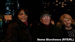 Mary Georgescu, Mirca Carp și Trudi Dumitrescu, foști jurnaliști ai Europei Libere, la demonstrația de la Muenchen.