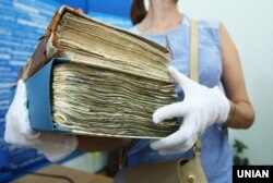 Архівні матеріали – метричні книги – було продемонстровано під час пресконференції на тему: «Зміни в порядку копіювання архівних документів». Київ, 20 серпня 2018 року