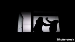 Alexandra Columban mai declară că, în Romania, una din trei femei trece prin violență fizică sau sexuală din partea unui partener cel puțin o dată în viață.