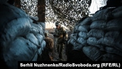Український солдат на позиції біля Кримського. Луганщина, 7 листопада 2018 року