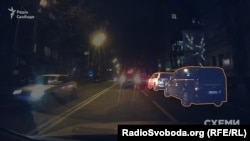 Автівки, якими користується бізнесмен Павло Фукс, під'їжджають до ресторану, де вже стоять автівки, якими користується Грановський