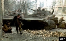 Чеченські бійці біля знищених російських танків у Грозному. 10 січня 1994 року