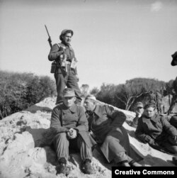 Британський солдат охороняє німецьких полонених. Анціо, січень 1944 року