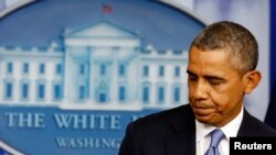 Президент Барак Обама бюджет бекитилбегенден улам өкмөт жабылары тууралуу маалымат каражаттарына билдирүү жасагандан кийин. Ак үй, 30-сентябрь, 2013-жыл