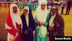 Таджикская певица Фарзона Хуршед (вторая справа) с сестрами и племянницей.  