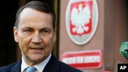 Радослав Сікорський закликав владу Угорщини розблокувати виділення коштів ЄС на оборону, схвалити посилення санкцій проти агресора і зняти вето на початок переговорів про вступ України до ЄС