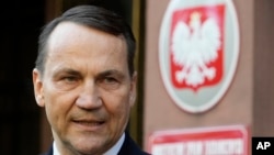 Радослав Сікорський наголосив, що Польща братиме участь у «коаліції охочих», але не відправлятиме війська в Україну.