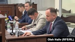 Обвинувачення для Олексія Чернишова (другий ліворуч0) вимагало заставу у понад 120 мільйонів гривень