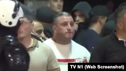 Đorđe Prelić među pristalicama SNS tokom večeri 13. avgusta 2025. godine ispred Skupštine Srbije, u takozvanom "Ćacilendu". 