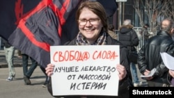 "Сөз эркиндиги – жапатырмак жинденүүдөн айыктырчу мыкты дары" деген ураанды көтөргөн кыз ЖМК каражаттарынын эркиндигин колдогон  "Чындык жүрүшү" маалында. Москва шаары. 2014-жылдын 13-апрели. 