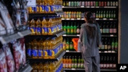 زنی جوان در یک فروشگاه مواد غذایی در تهران