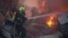 Рятувальники гасять вогонь після російського удару по Києву, 6 квітня 2025 року