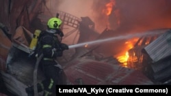 Рятувальники гасять вогонь після російського удару по Києву, 6 квітня 2025 року