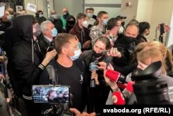 Пасажири рейсу Афіни – Вільнюс після приземлення в аеропорту столиці Литви пізно ввечері 23 травня (літак за розкладом мав приземлитися у Вільнюсі невдовзі після 13:00)