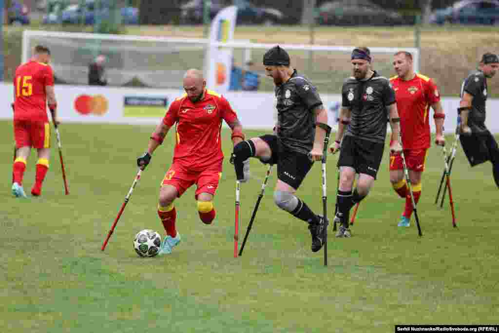 Ветерани війни з ампутаціями кінцівок на благодійному турнірі з ампфутболу «Матч за Героїв 2.0». Червень 2025 року