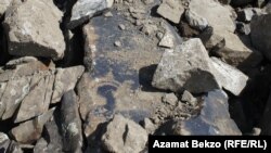  Тургундардын айтуусунда бул жерде миңге чукул петроглифтер жана бир нече коргон бар.