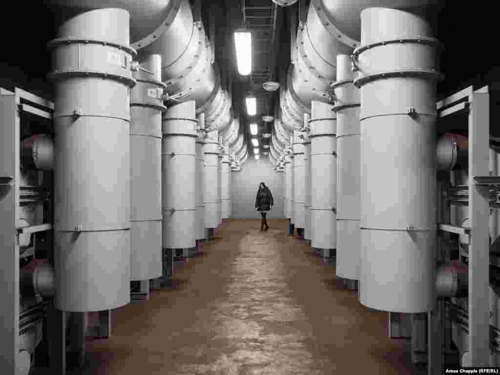 Filtrele de aer din interiorul OSM din Praga care ar fi activate în cazul în care atmosfera exterioară ar fi contaminată cu praf radioactiv sau dacă Praga ar fi lovită cu o armă biologică sau chimică. Unele informații despre OSM rămân secrete. Compania de transport a orașului Praga a solicitat RFE/RL să nu specifice stația de metrou în care au fost făcute aceste fotografii. &nbsp;