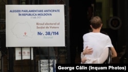La o secție de votare din București, în alegerile parlamentare anticipate din 11 iulie din Republica Moldova