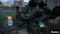 Український військовий на авіабазі в селі Любомирівка, неподалік Севастополя, 6 березня 2014 року