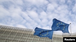  Imagine generică cu sediul Comisie și steagul UE