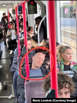 Олександр у трамваї в Берні