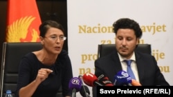 Šefica stručnog tima Savjeta za borbu protiv korupcije Vanja Ćalović Marković i potpredsjednik Vlade Crne Gore Dritan Abazović na konferenciji u Podgorici 11. avgusta
