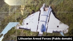 Фота знойдзенага на палігоне ў Гайжунах дрона. Мяркуецца, гэта той самы апарат, які заляцеў у Літву зь Беларусі 28 ліпеня