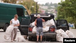 Ден 186 от руската агресия в Украйна. Разтоварване на хуманитарна помощ в гр. Бахмут. В чувалите има хляб.