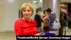 Emilia Șercan este jurnalista care de câțiva ani demască plagiatele oamenilor cu funcții înalte din România.