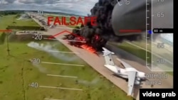 Скриншот из видео СБУ, где зафиксирована атака беспилотника на российские самолеты на авиабазах в рамках операции «Паутина»