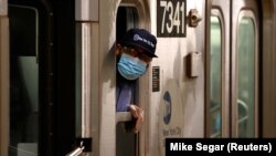 Кондуктер на метрото во Њујорк со заштитна маска за лице по повторното отворање на градот. 