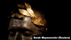 Посмертная маска Наполеона, увенчанная золотым лавровым венком и выставленная в Музее французской армии в Париже