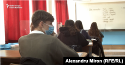 Elevii au jonglat între orele în sălile de clasă și școala online.