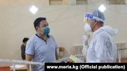 Медицина кызматкери иш учурунда. Бишкек шаары. Июль, 2020-жыл.