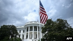 Сьцяг ЗША на фоне Белага дому. Вашынгтон, 18 ліпеня 2025 году