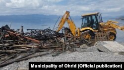 Отстранување на дивоградби на брегот на Охридското Езеро од страна на Општина Охрид. Еколошки здруженија реагираат дека тоа се прави на несоодветен начин со кој се уништуваат екосистемите. Фото: Општина Охрид. 