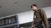 Hindistanyň Indira Gandi adyndaky halkara aeroportyň howpsuzlyk işgäri. Illýustrasiýa suraty