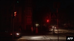 За даними енергетиків, в усіх регіонах України 13 грудня застосовуються графіки погодинних відключень (фото архівне)