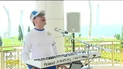 Berdimuhamedow 'ajaýyp aýdymy' sowgat taýýarlaýar