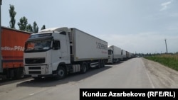 “Ак-Тилек” өткөрүү бекетинде кезекте турган автоунаалар. 27-май, 2021-жыл