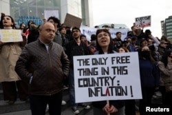 Люди принимают участие в акции протеста против ареста мэра Стамбула Экрема Имамоглу, 27 марта 2025 года