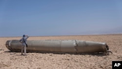 ჩამოგდებული ირანული ბალისტიკური რაკეტის ნაწილი წითელ ზღვასთან. ისრაელი, 2024 წლის 21 აპრილი