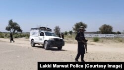 په لکي مروتو کې پولیس ګزمه کوي - د مې ۱۲مې انځور.
