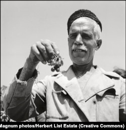 Ліст знімав кримських татар у їхньому повсякденному житті. Крим, 1943 рік