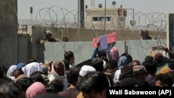 Aeroportul din Kabul a fost luat cu asalt în ultimele zile de afgani care doresc să plece din țară. 