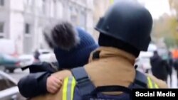 Спасение детей из разрушенного беспилотником детского сада в Харькове, 22 октября 2025 года 