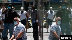 Люди в захисних масках у Нью-Йорку. Жовтень 2021 року